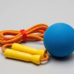 Leker med aktivitet – hoppestrikk og ball